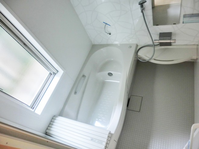 CIMG1371　白を基調としたゆったり浴槽の浴室